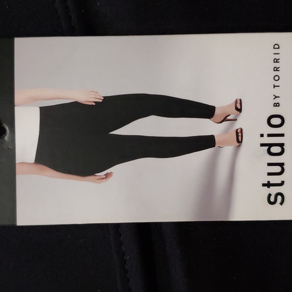 torrid Pants - NWT Black Torrid Pixie Pant Size 4 Short (26 women's)